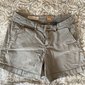 Anthropology shorts in kaki